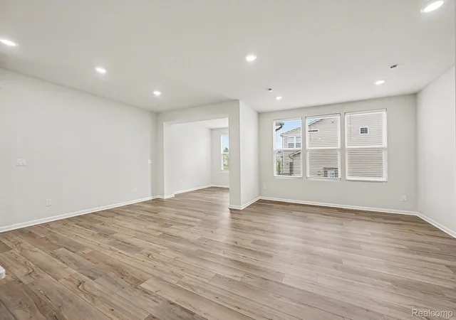 Listing Photo 5 - Condo for sale in building located at 2298 Addison Cir, Walled Lake, MI 48390