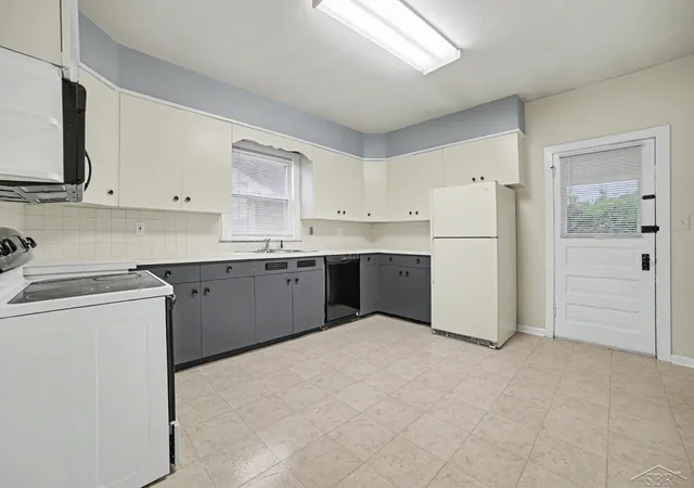 Listing Photo 5 - Condo for sale in building located at 1913 Olds St, Saginaw, MI 48602