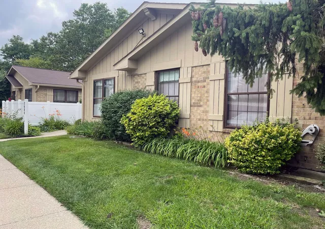 Photo 1 of Sale Pending at 2684 Roundtree Dr, Troy, MI 48083 | MLS# 58050220425 | Listing updated on 2026-09-04