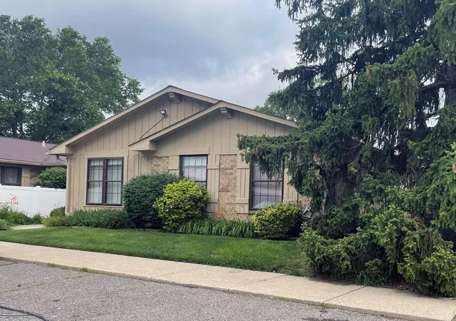 Listing Photo 2 - Condo for sale in building located at 2684 Roundtree Dr, Troy, MI 48083