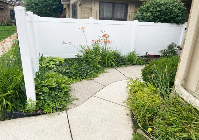 Listing Photo 3 - Condo for sale in building located at 2684 Roundtree Dr, Troy, MI 48083