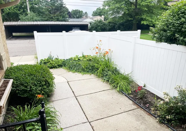Listing Photo 4 - Condo for sale in building located at 2684 Roundtree Dr, Troy, MI 48083