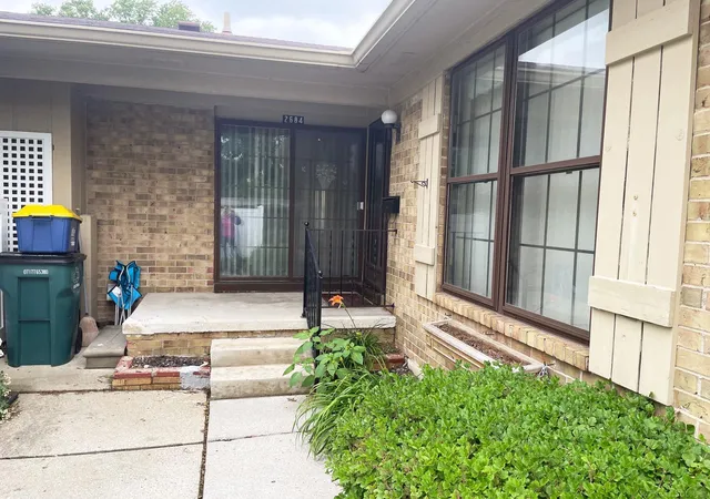Listing Photo 5 - Condo for sale in building located at 2684 Roundtree Dr, Troy, MI 48083