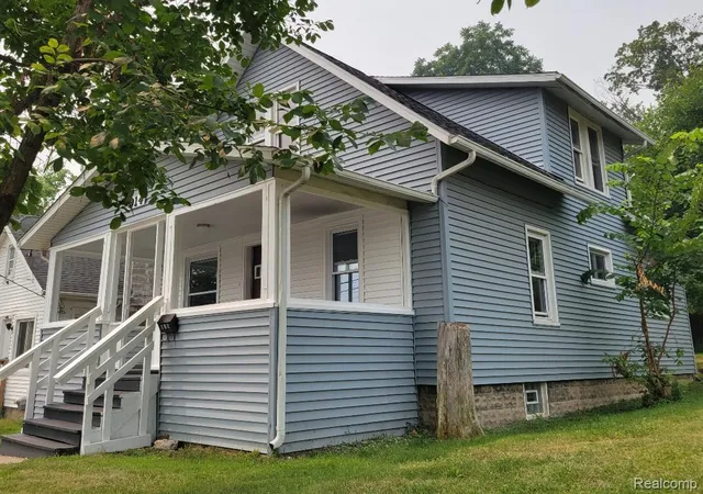 Photo 2 of Single family home for sale at 914 Middle St, Lansing, MI 48915 | MLS# 20261070156 | Listing updated on 2026-09-13