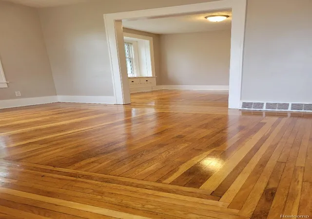 Photo 4 of Single family home for sale at 914 Middle St, Lansing, MI 48915 | MLS# 20261070156 | Listing updated on 2026-09-13