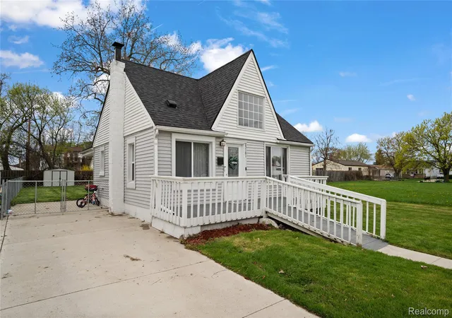 Photo 3 of Single family home for sale at 25181 Lawn St, Roseville, MI 48066 | MLS# 20261070161 | Listing updated on 2026-09-04