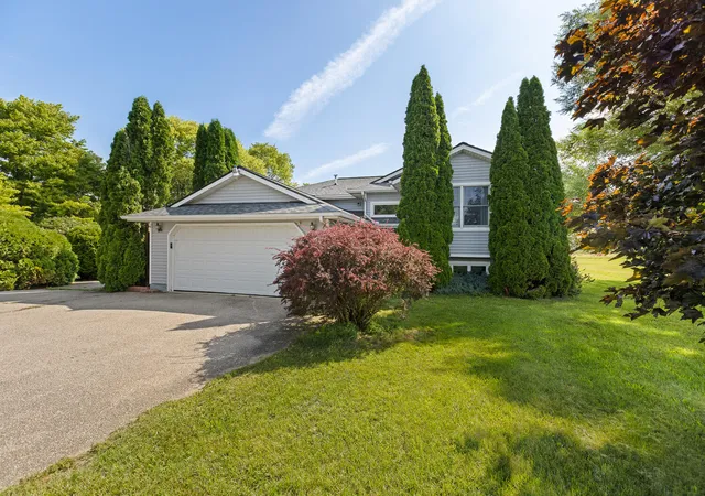 Photo 2 of Single family home for sale at 4079 Bennett Ct, Adrian, MI 49221 | MLS# 81026046335 | Listing updated on 2026-09-01