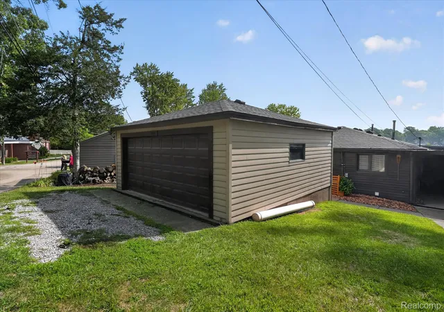 Photo 3 of Single family home for sale at 6390 Buckshore Dr, Whitmore Lake, MI 48189 | MLS# 20261070219 | Listing updated on 2026-09-04