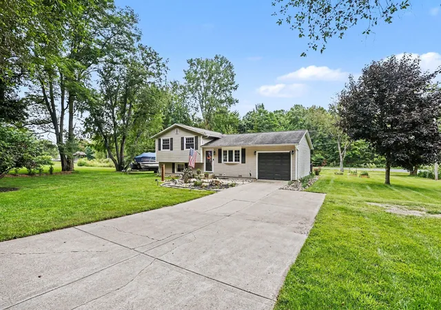 Photo 3 of Single family home for sale at 95427 Magician Lk Rd, Dowagiac, MI 49047 | MLS# 69026046392 | Listing updated on 2026-09-11