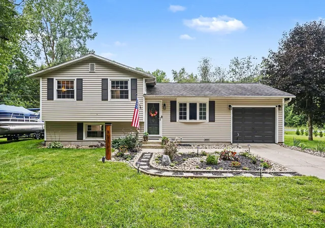Photo 3 of Single family home for sale at 95427 Magician Lk Rd, Dowagiac, MI 49047 | MLS# 69026046392 | Listing updated on 2026-09-11