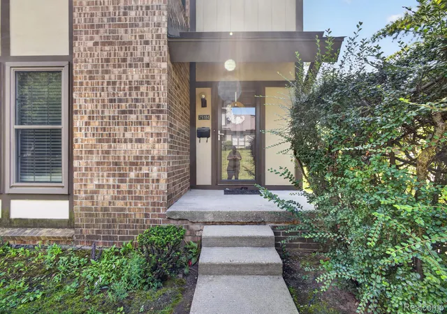 Photo 2 of Condo for sale at 25184 Maplebrooke Dr, Southfield, MI 48033 | MLS# 20261070255 | Listing updated on 2026-09-15