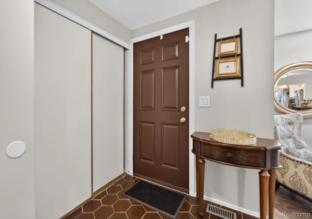 Photo 3 of Condo for sale at 25184 Maplebrooke Dr, Southfield, MI 48033 | MLS# 20261070255 | Listing updated on 2026-09-15