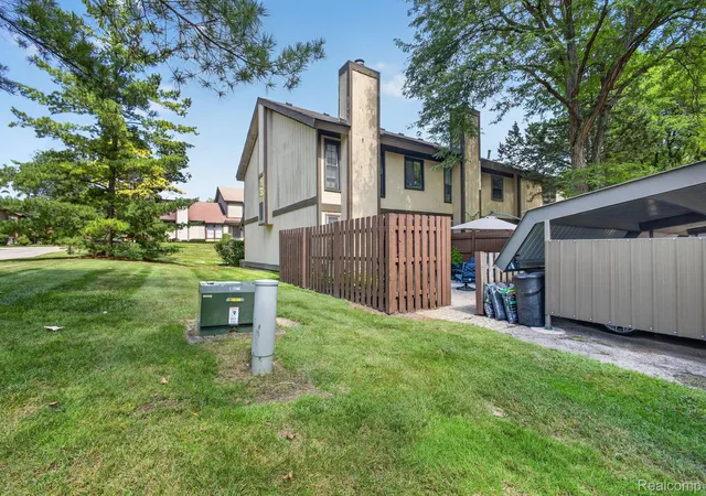 Listing Photo 2 - Condo for sale in building located at 25184 Maplebrooke Dr, Southfield, MI 48033
