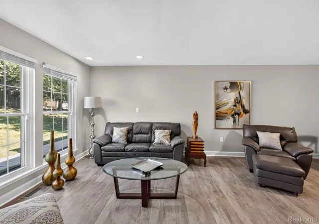 Photo 4 of Condo for sale at 25184 Maplebrooke Dr, Southfield, MI 48033 | MLS# 20261070255 | Listing updated on 2026-09-15