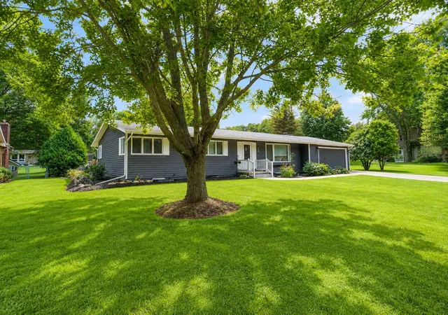 Photo 2 of Single family home for sale at 553 East Dr, Marshall, MI 49068 | MLS# 64026046401 | Listing updated on 2026-09-08