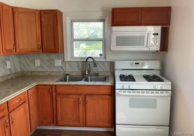 Photo 4 of Single family home for sale at 7235 Maxwell Ave, Warren, MI 48091 | MLS# 20261070267 | Listing updated on 2026-09-02