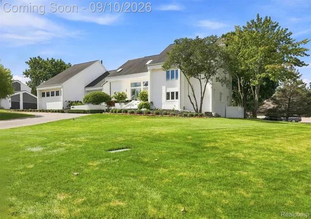 Photo 1 of Single family home for sale at 3802 Columbia Dr, Bloomfield Hills, MI 48302 | MLS# 20261070286 | Listing updated on 2026-09-15