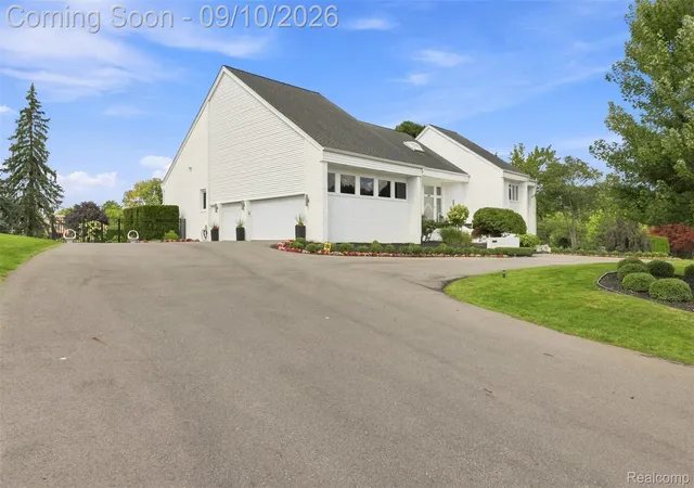 Photo 2 of Single family home for sale at 3802 Columbia Dr, Bloomfield Hills, MI 48302 | MLS# 20261070286 | Listing updated on 2026-09-15