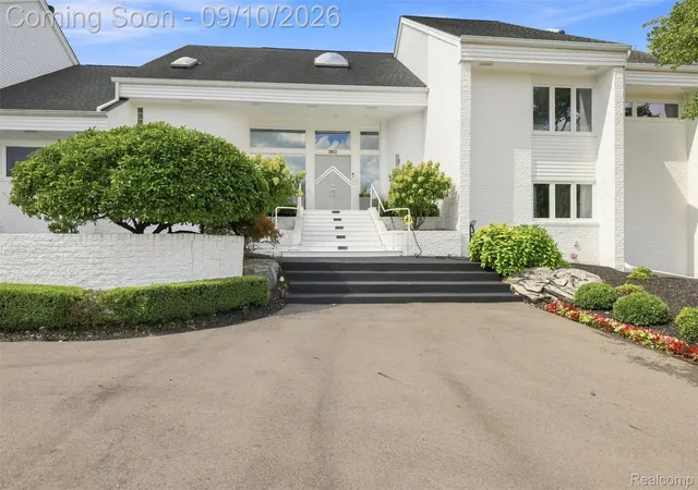 Photo 3 of Single family home for sale at 3802 Columbia Dr, Bloomfield Hills, MI 48302 | MLS# 20261070286 | Listing updated on 2026-09-15
