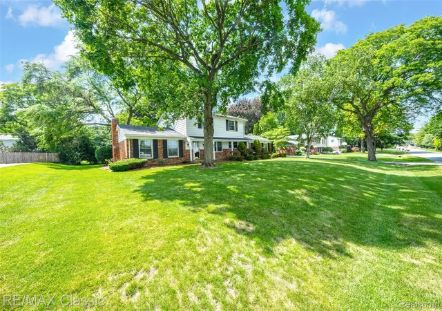 Photo 3 of Single family home for sale at 6638 Woodbank Dr, Bloomfield Hills, MI 48301 | MLS# 20261070292 | Listing updated on 2026-10-31