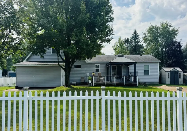 Photo 3 of Single family home for sale at 4520 N Manor Wood Dr, Traverse City, MI 49685 | MLS# 78080073106 | Listing updated on 2026-09-15