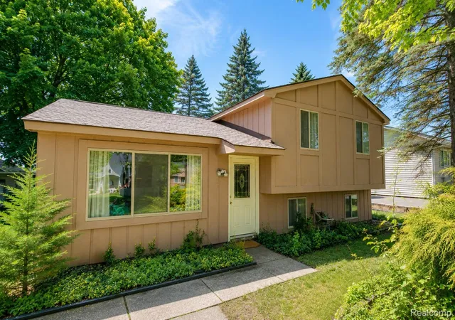 Photo 1 of Sale Pending at 4510 Bethune Ct, West Bloomfield, MI 48323 | MLS# 20261070299 | Listing updated on 2026-09-02