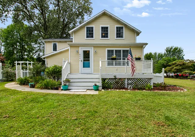 Photo 1 of Single family home for sale at 404 S Berrien St, New Buffalo, MI 49117 | MLS# 69026046419 | Listing updated on 2026-09-04