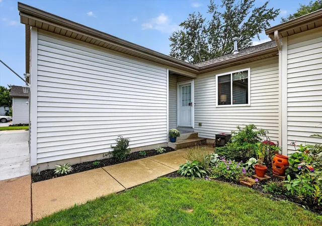Listing Photo 3 - Condo for sale in building located at 2949 Harmony Ct SW, Wyoming, MI 49519 - Unit #4