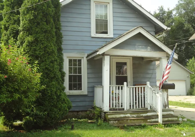 Photo 2 of Single family home for sale at 902 E Elm St, Monroe, MI 48162 | MLS# 57050220491 | Listing updated on 2026-09-02