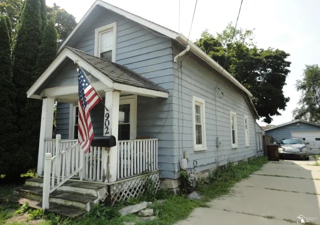 Photo 3 of Single family home for sale at 902 E Elm St, Monroe, MI 48162 | MLS# 57050220491 | Listing updated on 2026-09-02