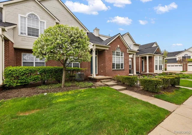 Photo 3 of Condo for sale at 27204 Chantel Dr, Walled Lake, MI 48390 | MLS# 20261070350 | Listing updated on 2026-09-13
