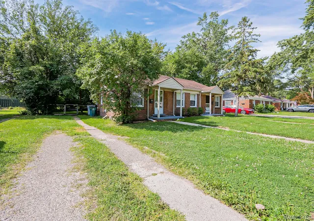 Listing Photo 2 - Condo for sale in building located at 2027 Princeton Rd, Berkley, MI 48072