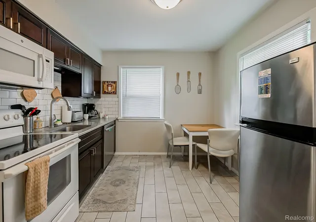 Listing Photo 4 - Condo for sale in building located at 2027 Princeton Rd, Berkley, MI 48072