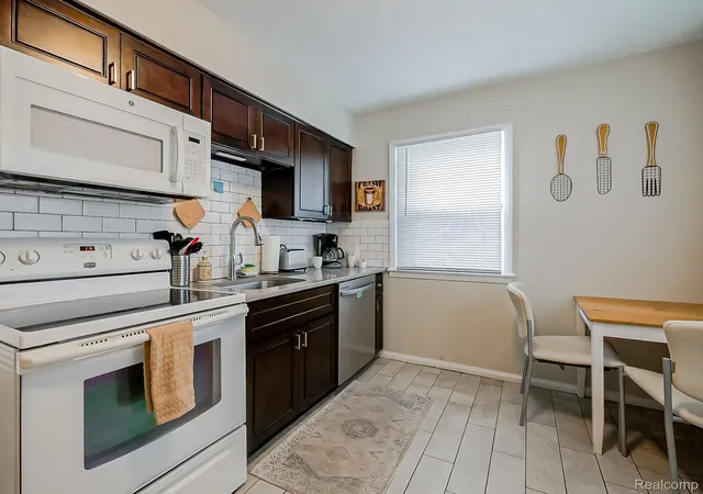 Listing Photo 5 - Condo for sale in building located at 2027 Princeton Rd, Berkley, MI 48072