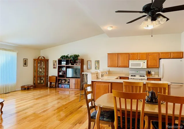 Listing Photo 4 - Condo for sale in building located at 2251 Crystal Xing Dr, Howell, MI 48843 - Unit #12
