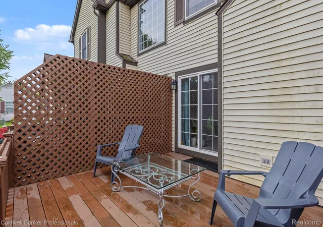 Listing Photo 2 - Condo for sale in building located at 237 Barrington Cir, Lake Orion, MI 48360