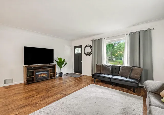 Photo 4 of Single family home for sale at 4833 Wakefield Ave NE, Comstock Park, MI 49321 | MLS# 65026046474 | Listing updated on 2026-09-16