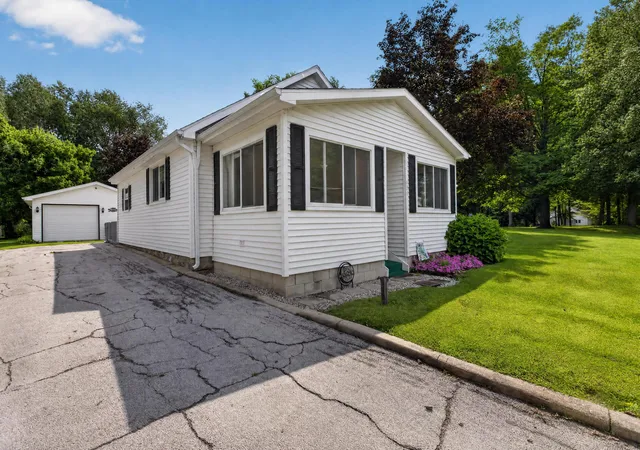 Photo 2 of Single family home for sale at 131 N Concord St, Concord, MI 49237 | MLS# 55026046479 | Listing updated on 2026-09-10