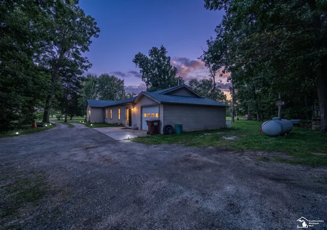 Photo 3 of Single family home for sale at 8945 S Custer Rd, Monroe, MI 48161 | MLS# 57050220510 | Listing updated on 2026-09-05