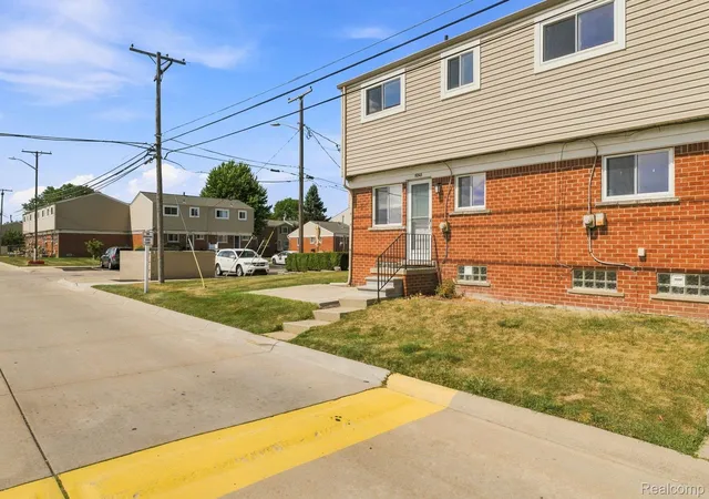 Listing Photo 4 - Condo for sale in building located at 19343 S Highlite Dr, Clinton Township, MI 48035