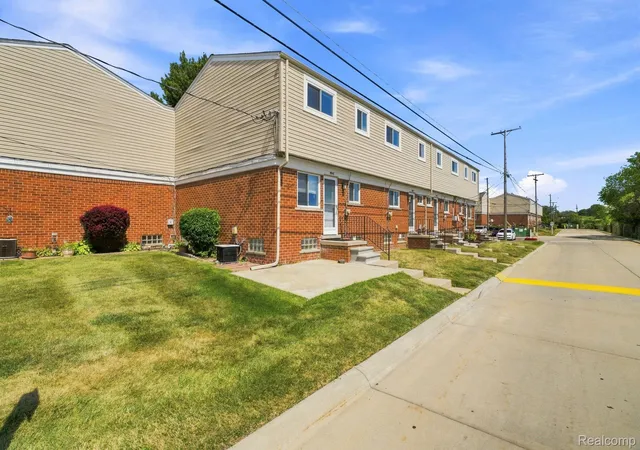 Listing Photo 5 - Condo for sale in building located at 19343 S Highlite Dr, Clinton Township, MI 48035