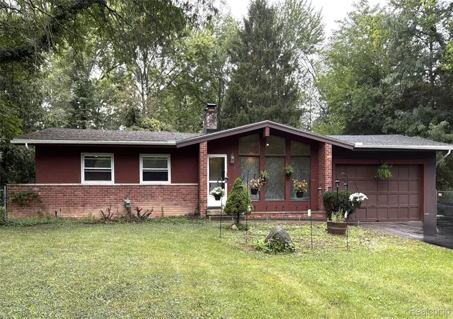 Photo 1 of Single family home for sale at 1359 Westwood Dr, Flint, MI 48532 | MLS# 20261070439 | Listing updated on 2026-09-10