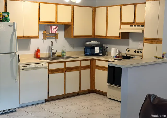 Listing Photo 5 - Condo for sale in building located at 15014 Island Dr, Sterling Heights, MI 48313