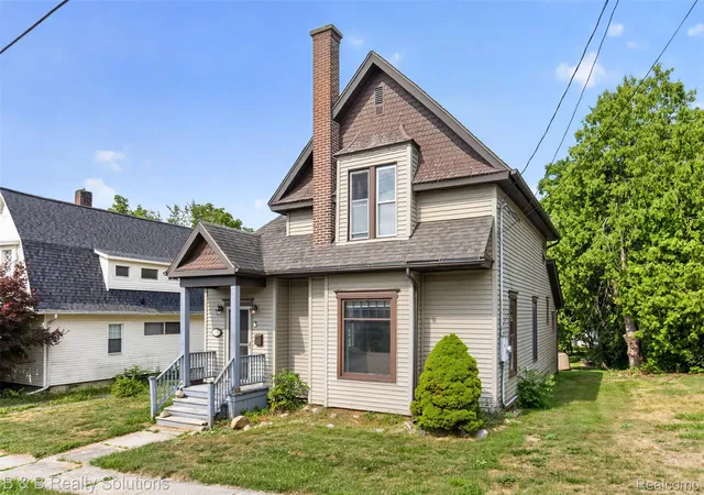 Photo 2 of Single family home for sale at 307 N Cherry St, Flushing, MI 48433 | MLS# 20261070455 | Listing updated on 2026-09-02