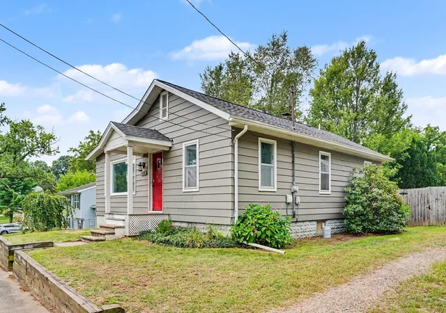 Photo 3 of Single family home for sale at 3125 Onondaga Ave, Kalamazoo, MI 49004 | MLS# 65026046522 | Listing updated on 2026-09-02