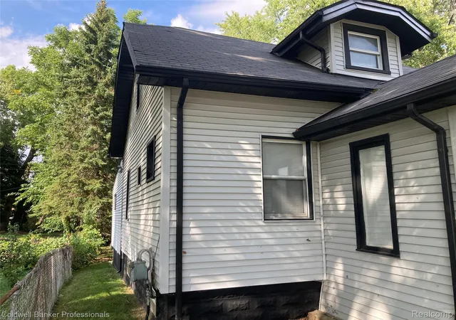Photo 2 of Single family home for sale at 667 Northway Dr, Pontiac, MI 48342 | MLS# 20261070467 | Listing updated on 2026-10-07