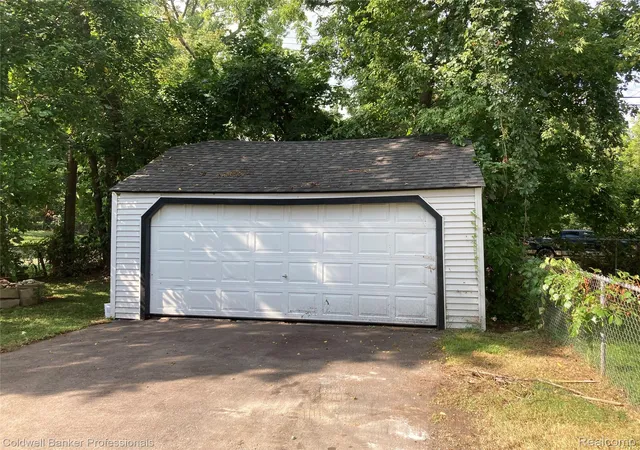 Photo 3 of Single family home for sale at 667 Northway Dr, Pontiac, MI 48342 | MLS# 20261070467 | Listing updated on 2026-10-07