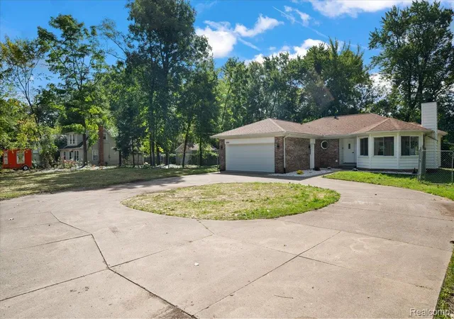 Photo 3 of Single family home for sale at 380 E South Blvd, Troy, MI 48085 | MLS# 20261070470 | Listing updated on 2026-10-20