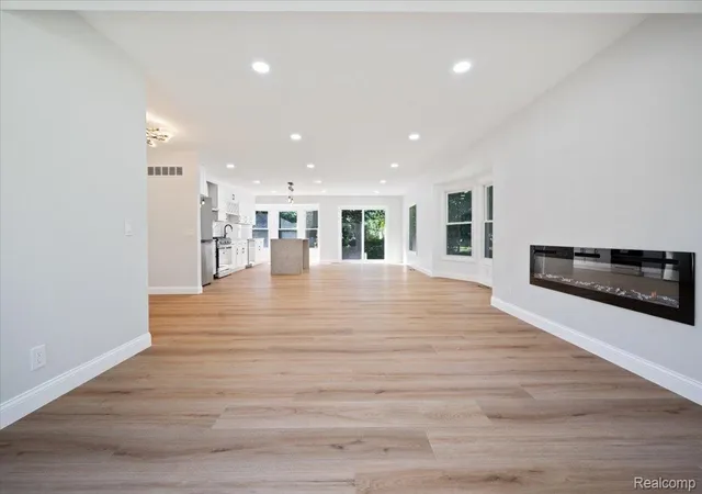 Photo 4 of Single family home for sale at 380 E South Blvd, Troy, MI 48085 | MLS# 20261070470 | Listing updated on 2026-10-22
