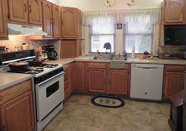 Photo 2 of Single family home for sale at 211 E Electric Ct, Sturgis, MI 49091 | MLS# 68026046533 | Listing updated on 2026-10-02